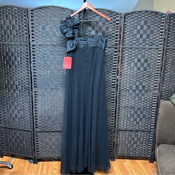 JS Collections black evening gown in black size 12 shoulder flower new - Picture 13 of 14
